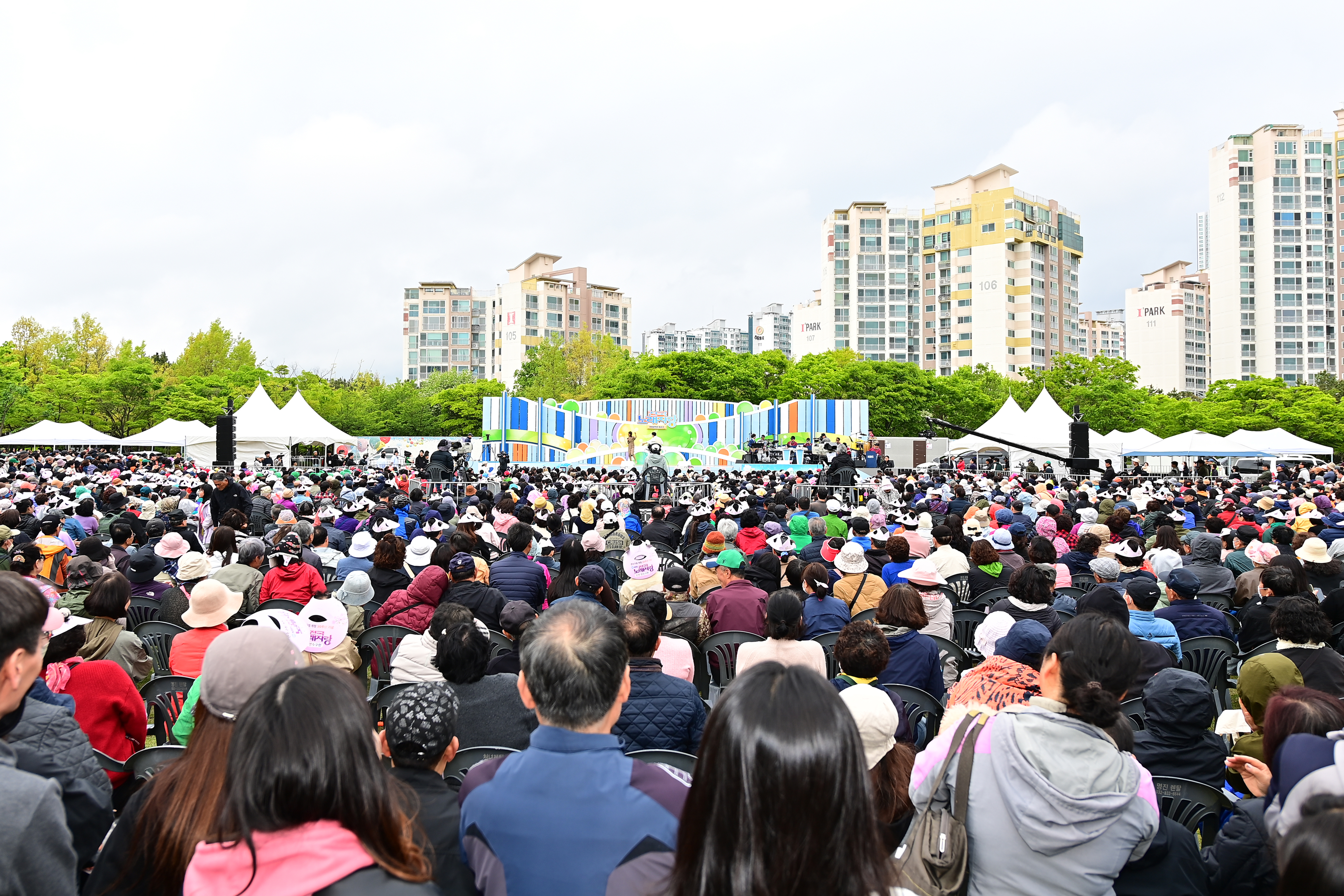 연수구가 지난 3일 송도 해돋이공원에서 구민들의 뜨거운 호응 속에 개청 30주년 기념 KBS 전국노래자랑 인천 연수구 편 공개녹화를 성황리에 마쳤다